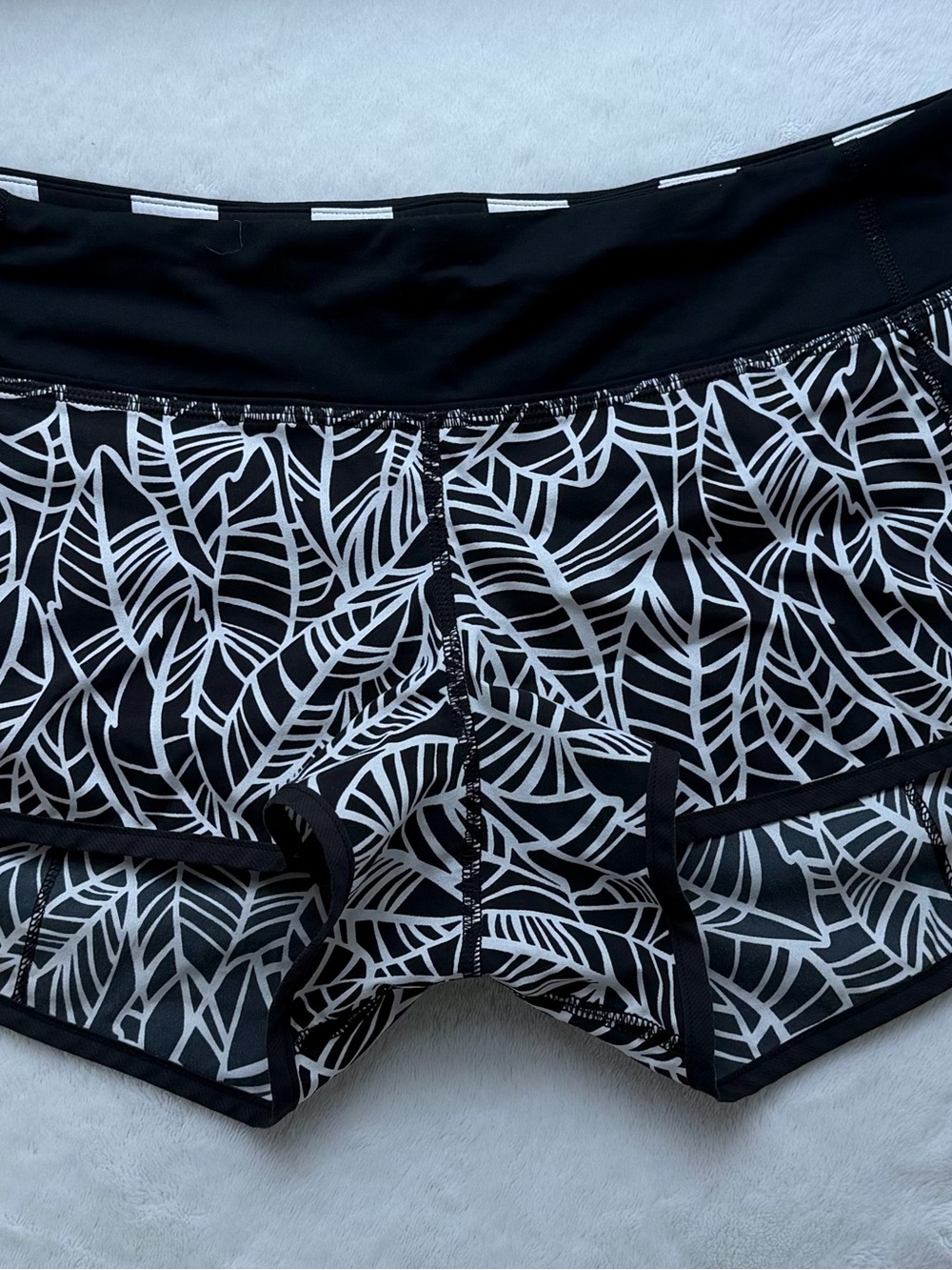 Black & White Leaf Print Athletic Shorts Lululemon 2.5 inch speed ups